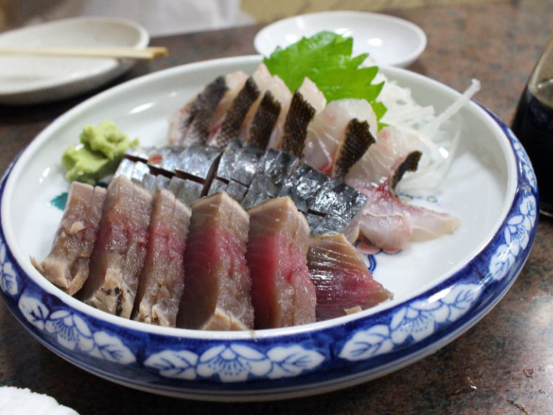 Assiette de sashimi de thon frais avec wasabi et shiso
