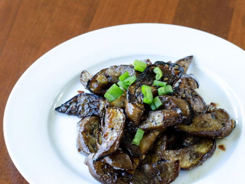 Aubergines grillées japonaises assaisonnées de sauce soja et garnies de ciboulette