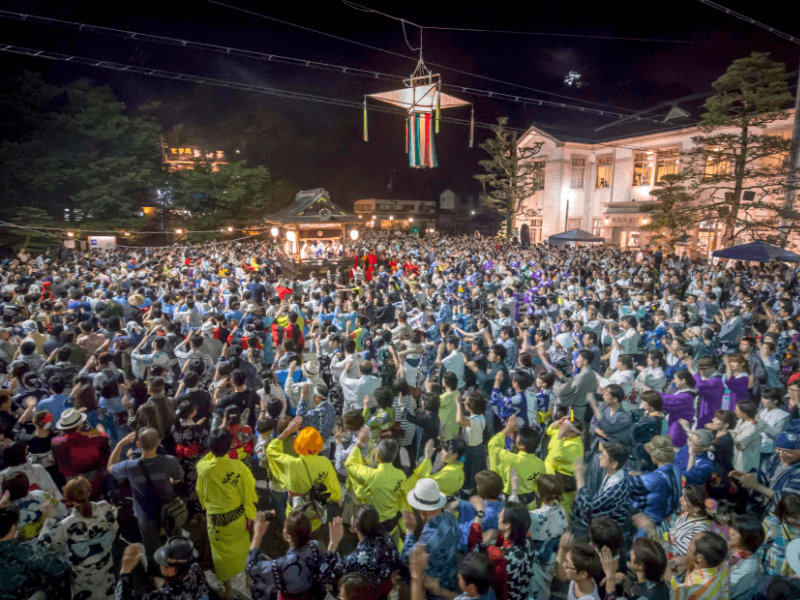 Foule regroupée pour danser pendant le Gujo Odori dans la préfecture de Gifu — Source Japan Travel