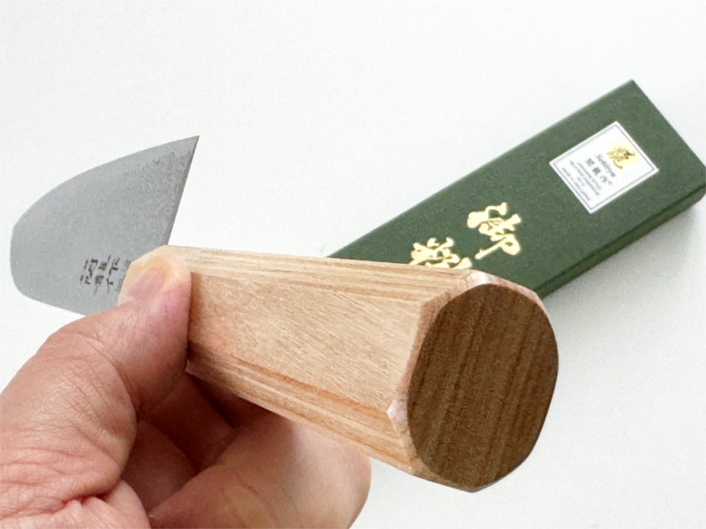 manche octogonal d'un couteau japonais traditionnel santoku