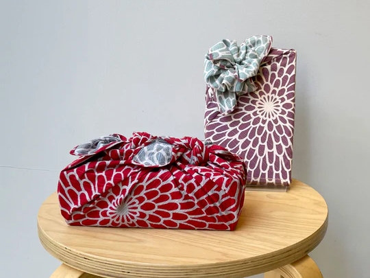 Cadeaux japonais emballés dans des furoshiki Isa Monyo représentant des chrysanthèmes