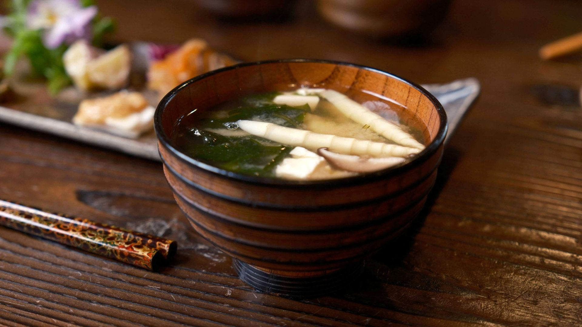 Une recette phare du washoku : la soupe miso aux asperges, tofu et algue wakame - source Seiya Maeda sur Unsplash