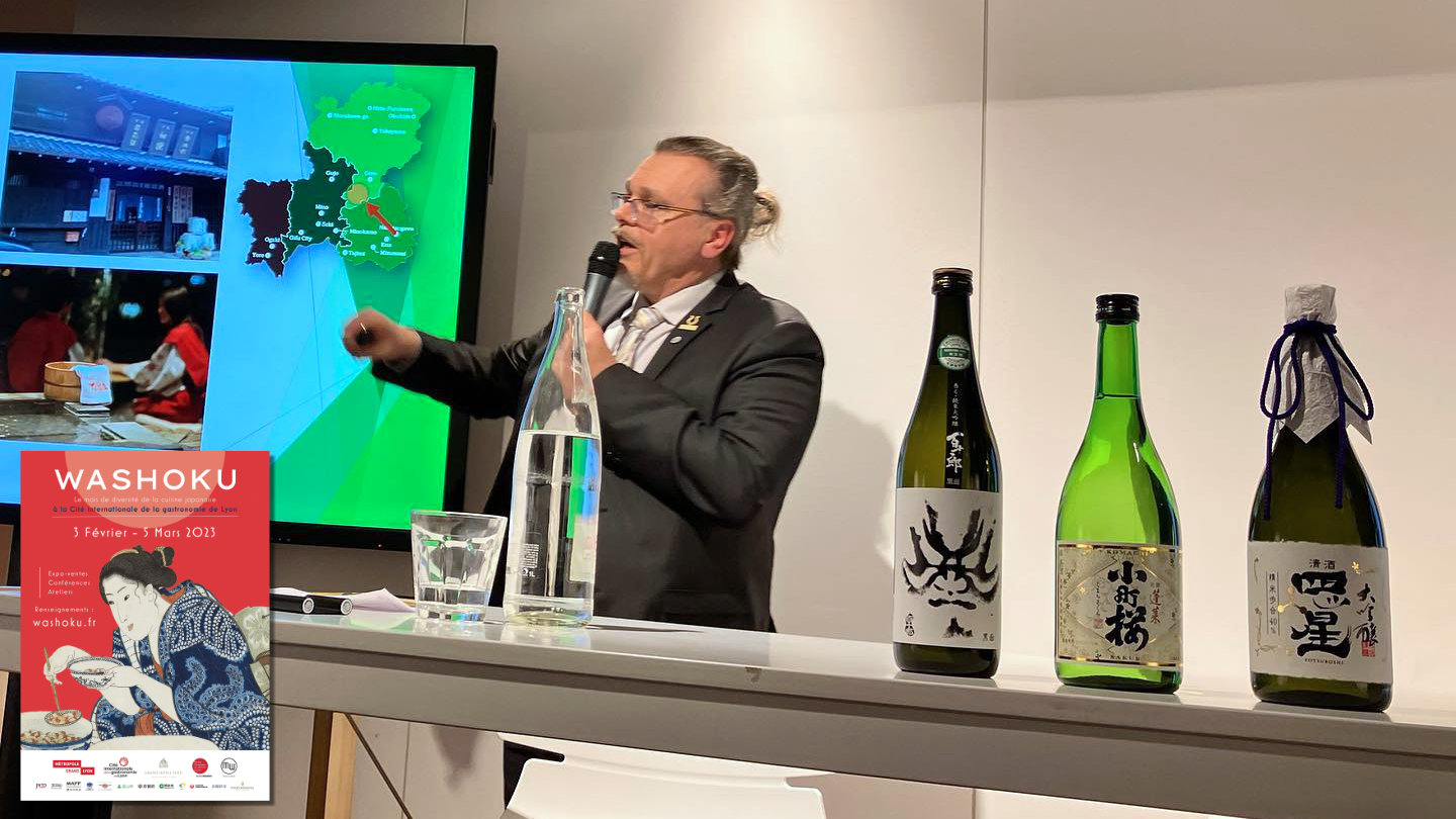 Fabien Osmont présentant les sakés de Gifu lors de l'événement "Washoku" de la cité de la gastronomie à Lyon en 2023