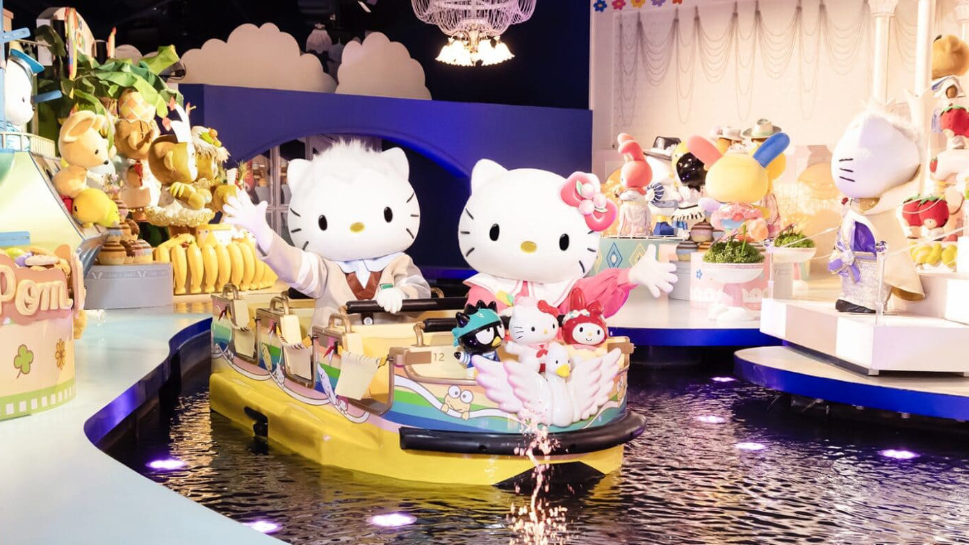 Les mascottes Hello Kitty voguant sur une des attraction du Sanrio Puroland - source : site officiel du parc