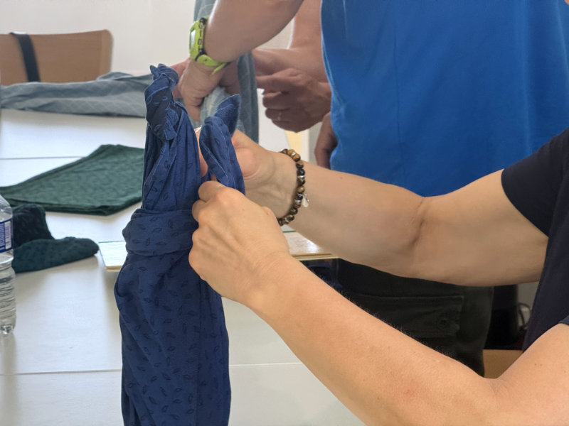 gros plan sur un furoshiki emballant une bouteille, lors de l'atelier furoshiki de Konjaku