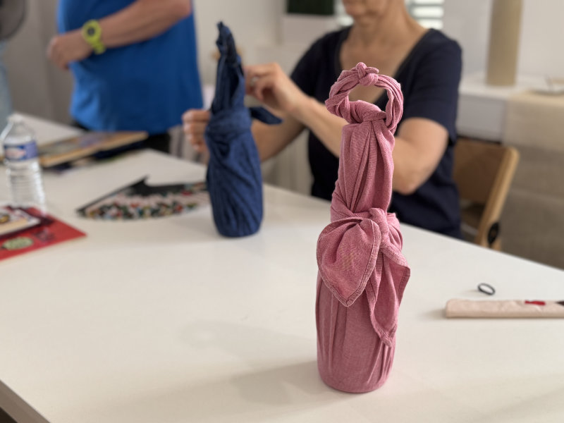Furoshiki servant &agrave; emballer une bouteille r&eacute;alis&eacute; lors d&rsquo;un atelier chez Konjaku en juin 2025
