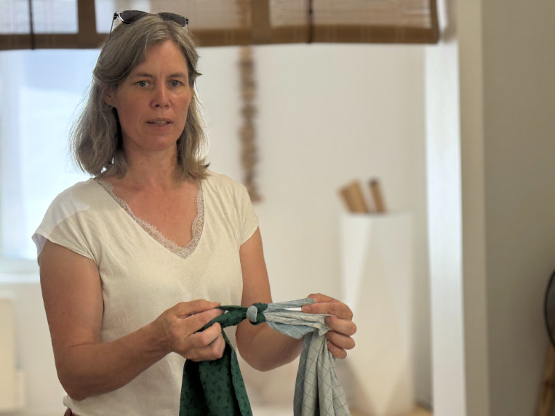 Emilie Fress, d'Emilishiki, en pleine explication sur les furoshiki lors de l'atelier konjaku