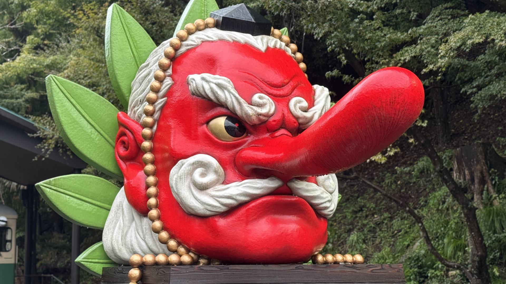 masque géant de Tengu accueillant les visiteurs à la gare du Mont Kurama à Kyoto