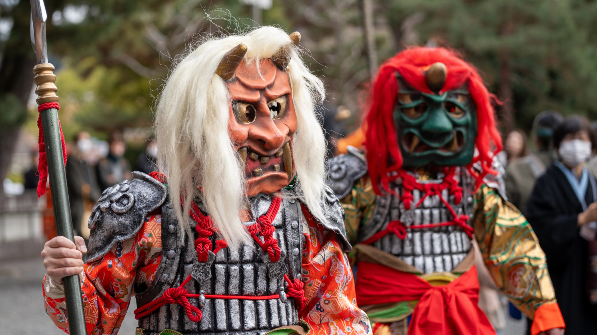 Participants au Setsubun du sanctuaire Heian de Kyoto, portant des masques de Oni