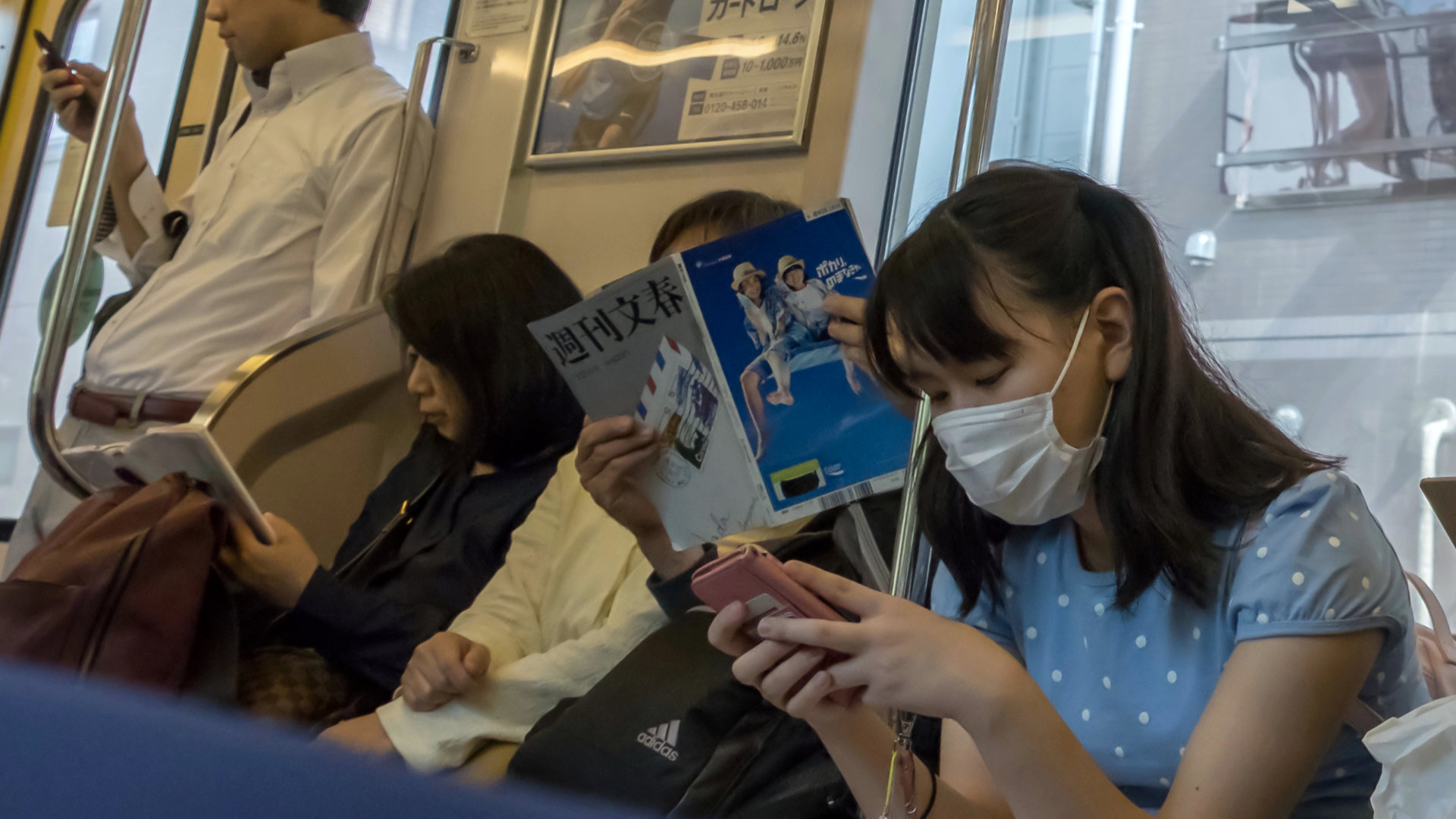Japonaise portant un masque sanitaire dans un métro de Tokyo