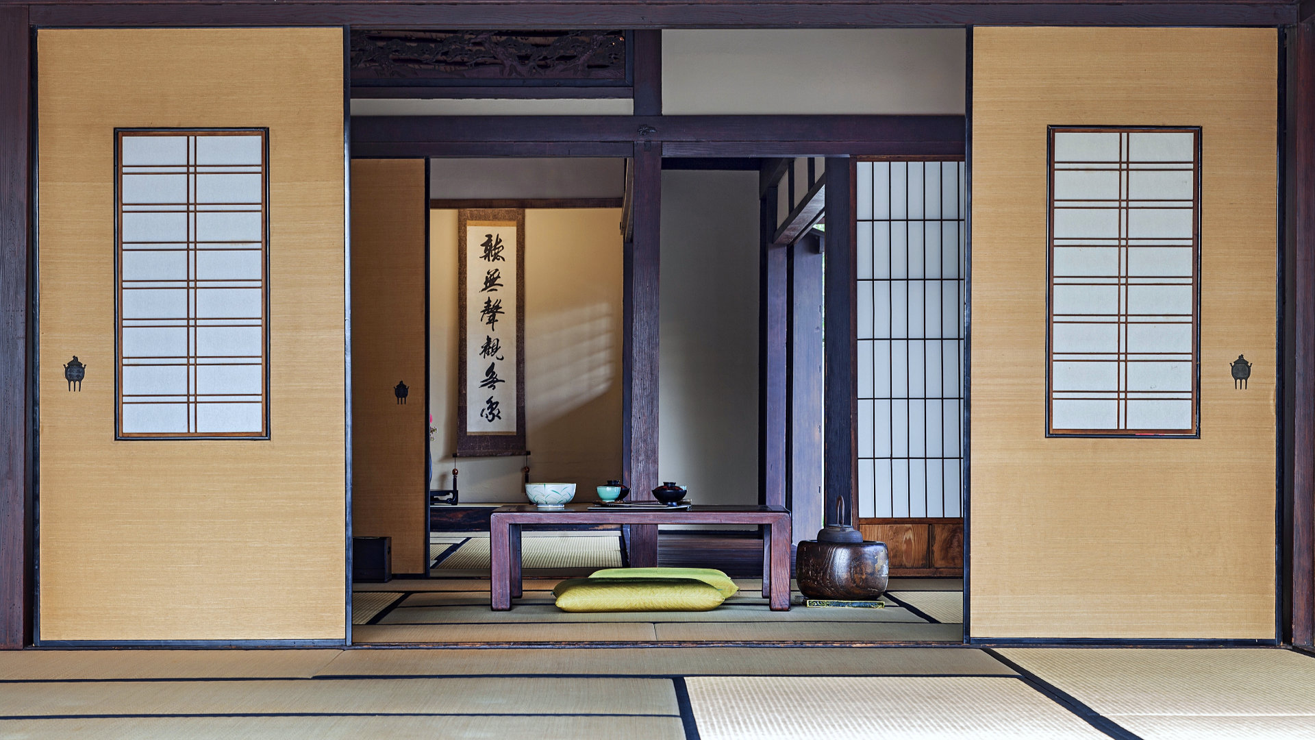Intérieur de maison traditionnelle japonaise : avec ses parois coulissante et un sol en tatami, les japonais ont su depuis longtemps réguler température et humidité de leur intérieur.