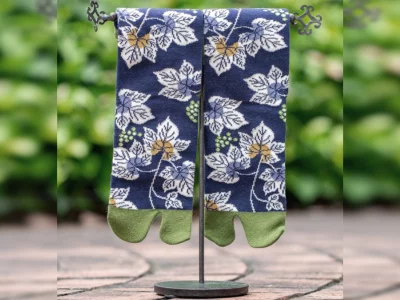 Chaussettes japonaises tabi vigne sur fond bleu 23-25cm