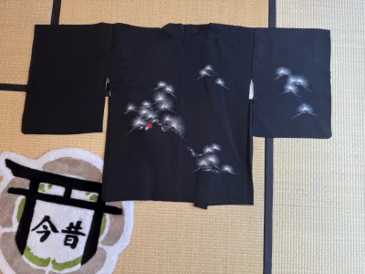 Haori en soie seconde main - noir déco de pins japonais