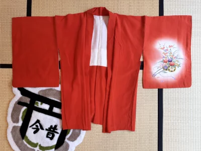 Haori en soie seconde main - orange avec déco d'un bouquet de fleurs