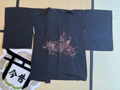 Haori en soie seconde main - noir déco paon