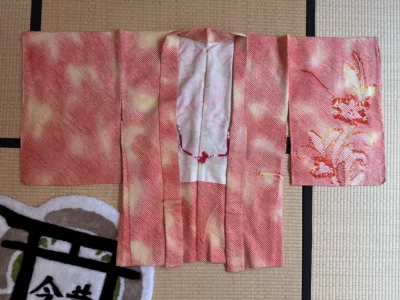 Haori en soie seconde main - shibori rose et jaune déco florale