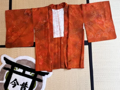 Haori en soie seconde main - orange avec motifs floraux