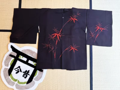 Haori en soie seconde main - noir déco bambous rouges