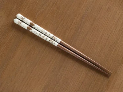 Paire de Baguettes japonaises laqu&eacute;es Kiki la petite sorci&egrave;re jaune 21 cm | Studio Ghibli