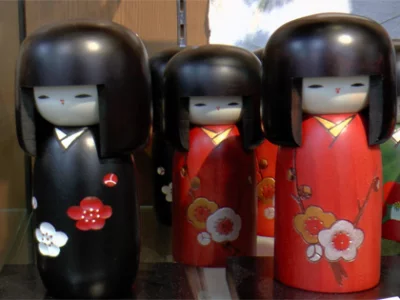 Comment sont fabriquées les kokeshi?