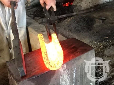 Fabrication d’un katana : l’art du pliage de l’acier 