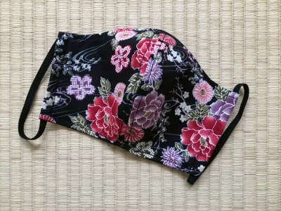 Masque de protection tissu japonais - fleurs sur fond noir