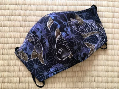 Masque de protection tissu japonais - carpes koï sur fond noir