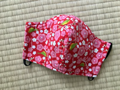 Masque de protection tissu japonais - mini sakura fond rouge