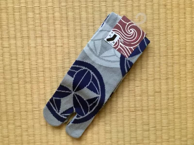 Chaussettes tabi Mon sur fond gris 25-28cm