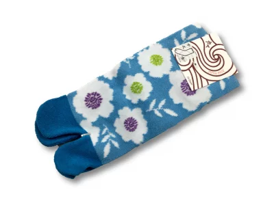 Chaussettes tabi fleurs blanches sur fond bleu 23-25cm