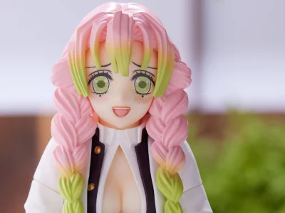 Figurine Demon Slayer - Mitsuri Kanroji assise