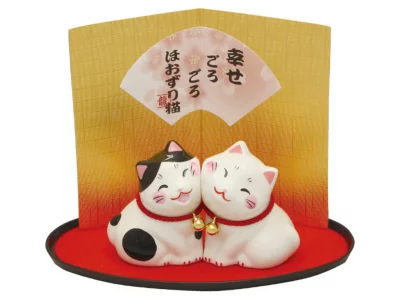 Couple de petits chats "calins" en porcelaine avec décor