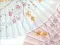 Eventail petites fleurs fond bleu pastel avec pochette