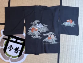 Haori en soie seconde main - noir d&eacute;co oiseaux sur un nuage