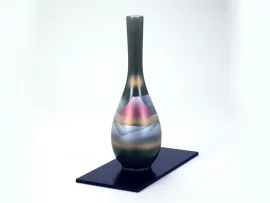 Vase Kutani "Fujisan" sur fond olive