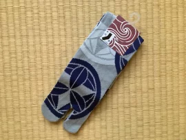 Chaussettes tabi Mon sur fond gris 25-28cm