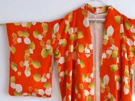 Kimono en soie seconde main - feuilles sur fond orange