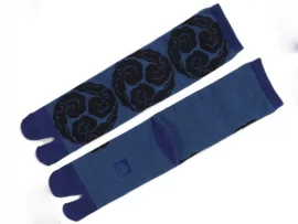 Chaussettes tabi Nuages Tomoe noirs sur fond bleu 25-28cm